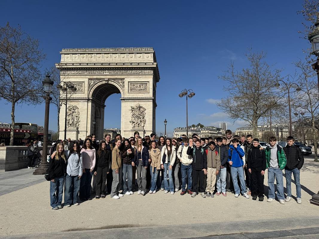 40 Achtklässler mit den begleitenden Lehrkräften vor dem Triumphbogen in Paris