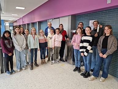 Herr Gloor mit Schülern und Mitgliedern des Fördervereins bei der Einweihung der Wasserspender