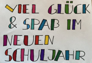 Ein handgeschriebener Willkommensgruß eines Schülers bzw. einer Schülerin für neue Mitschüler:innen. Zu lesen sind persönliche Wünsche zum Start an unserer Schule.
