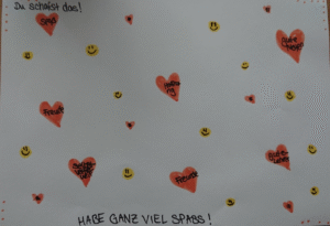 Ein handgeschriebener Willkommensgruß eines Schülers bzw. einer Schülerin für neue Mitschüler:innen. Zu lesen sind persönliche Wünsche zum Start an unserer Schule.