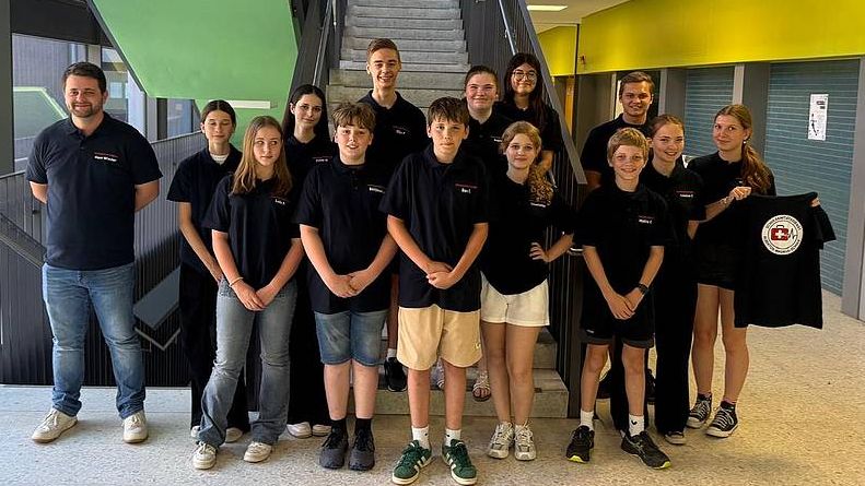 Sanitäter der AMS mit neuen T-Shirts