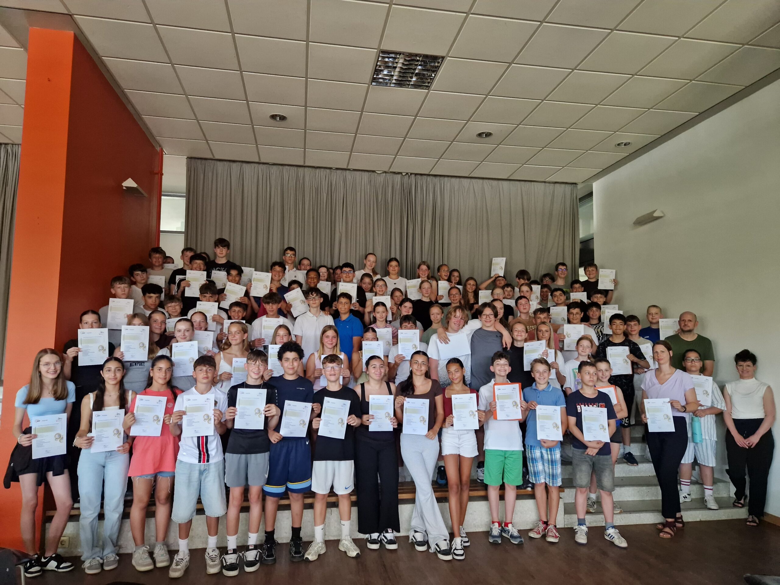 Die Schülerinnen und Schüler mit den Urkunden