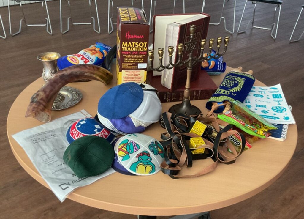 Tisch mit typischen Utensilien jüdischer Traditionen