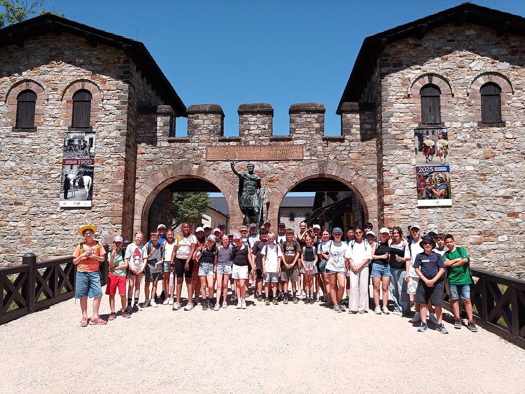 Alle Lateinschüler/innen vor der Saalburg