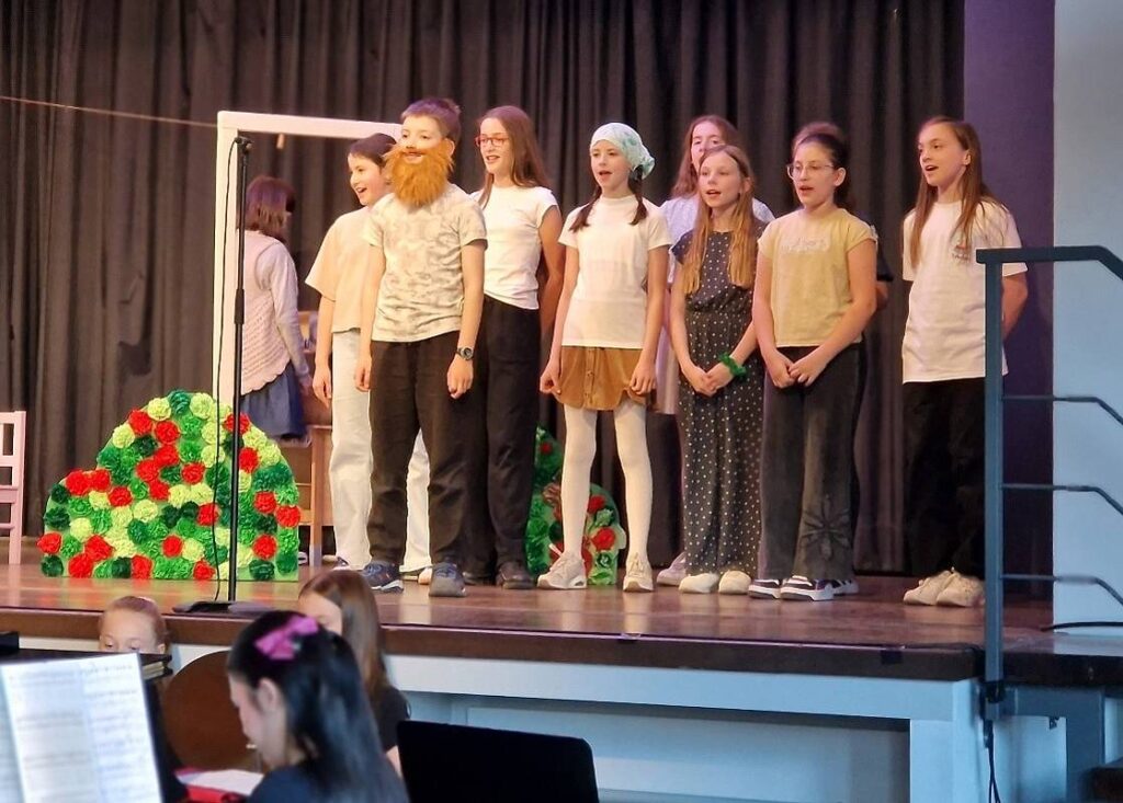 Sängerinnen und Sänger auf der Bühne