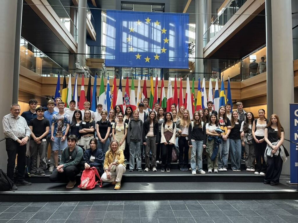 Gruppenfoto der Französischkurse vor der EU-Flagge