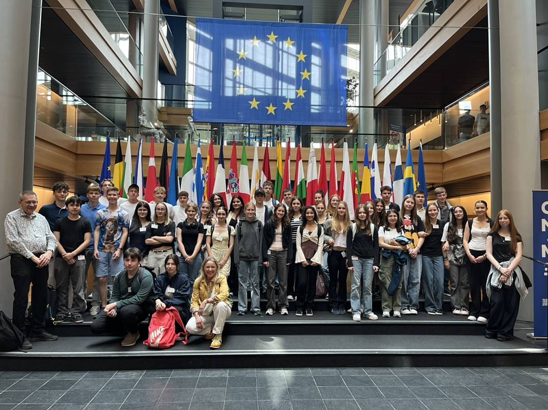 Gruppenfoto der Französischkurse vor der EU-Flagge