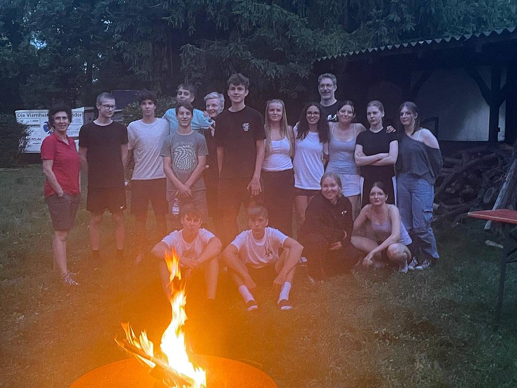 Die 9a mit ihren Lehrkräften am Lagerfeuer
