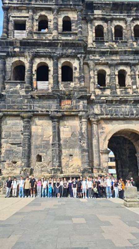 Die Schülerinnen und Schüler vor der Porta Nigra