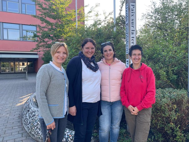 Lehrerinnen der AG „Schule ohne Rassismus – Schule mit Courage“ begrüßen Frau Brechtel-Al-Ayyash (zweite von rechts) an der AMS