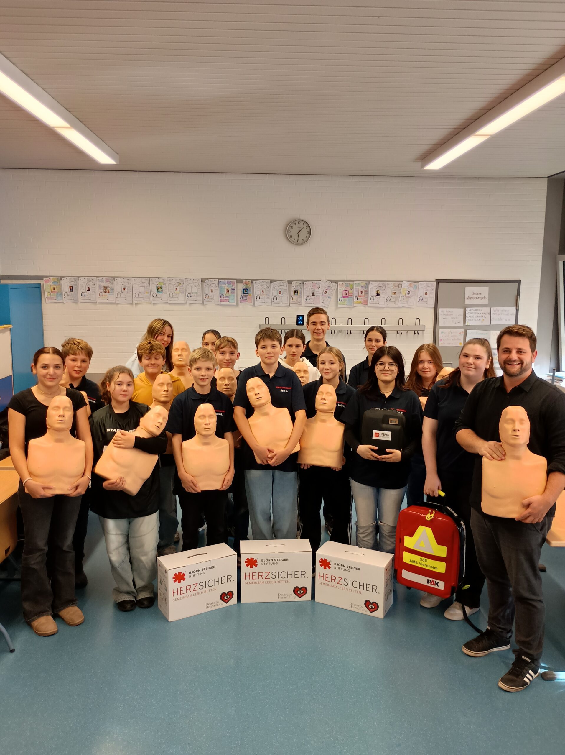 Die Schulsanitäts-AG mit den neuen Puppen